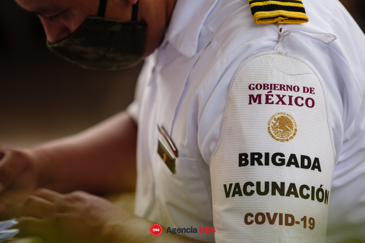 Vacunación en el bachillerato 20 en Tecomán.