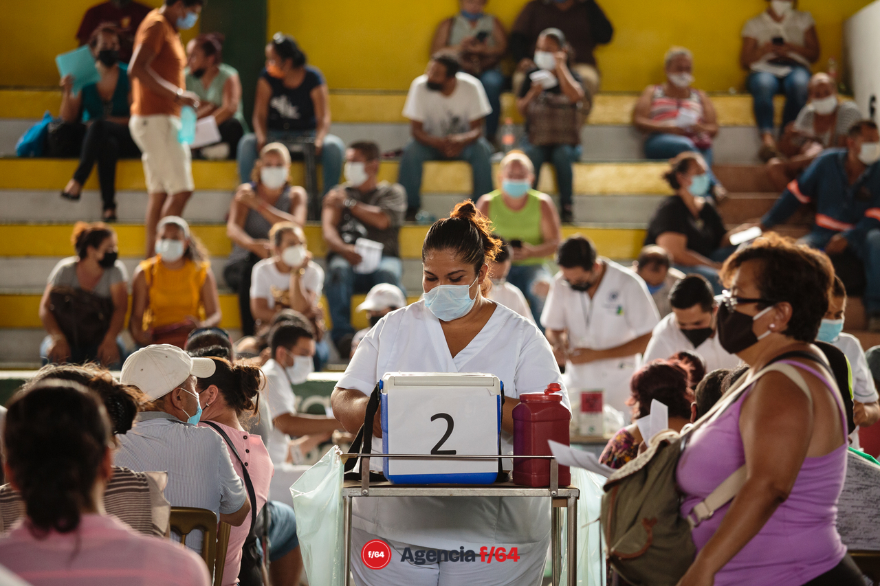 Vacunación en el polideportivo de la Universidad de Colima.