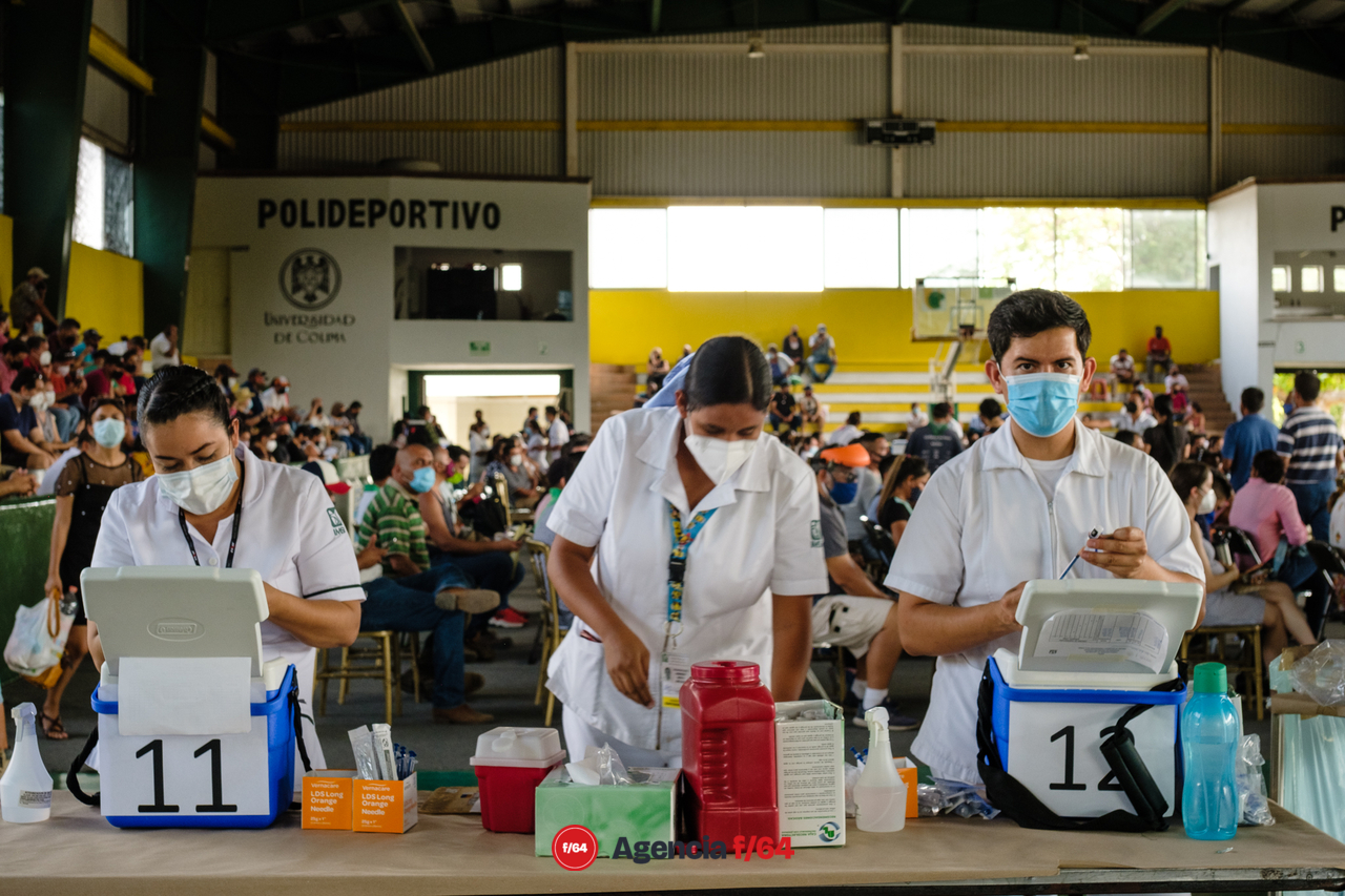 Vacunación en el polideportivo de la Universidad de Colima.