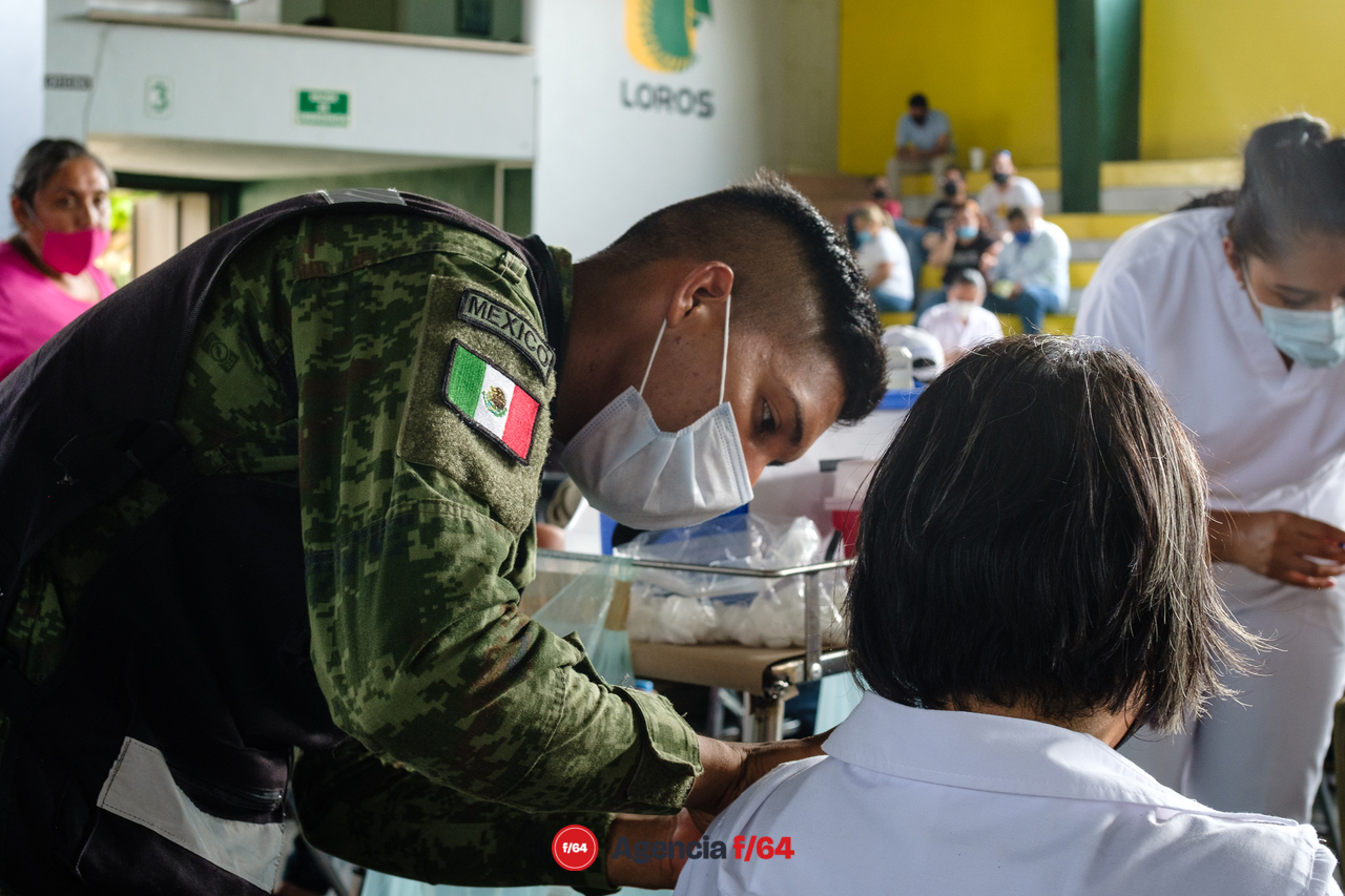 Vacunación en el polideportivo de la Universidad de Colima.