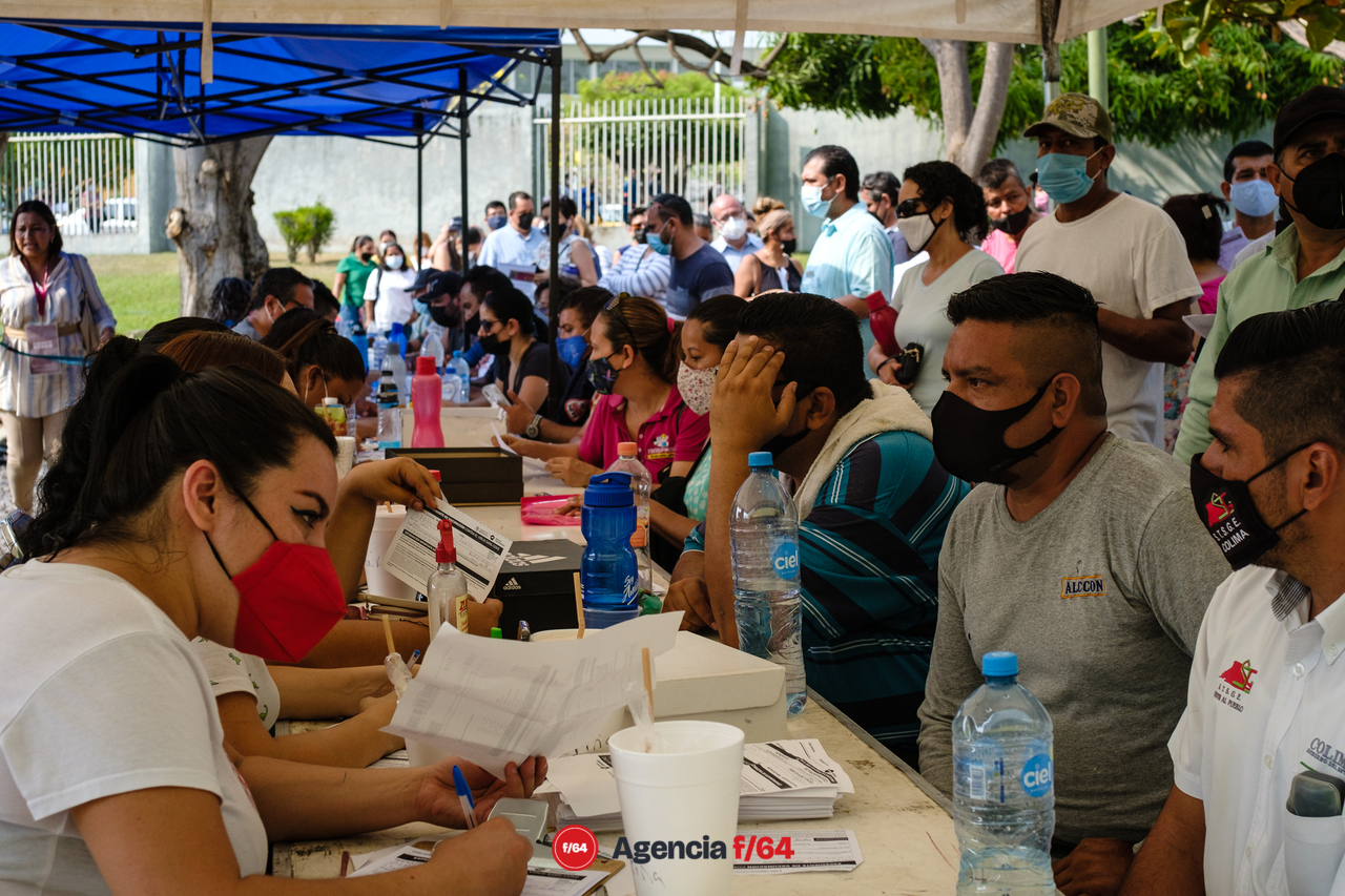 Alta afluencia que quienes buscan su primera dosis en el Polideportivo de la Universidad de Colima.