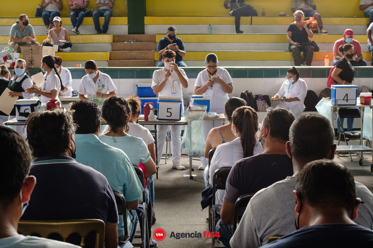 Vacunación en el polideportivo de la Universidad de Colima.