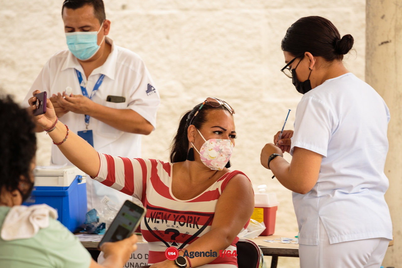 Vacunación en el bachillerato 20 en Tecomán.