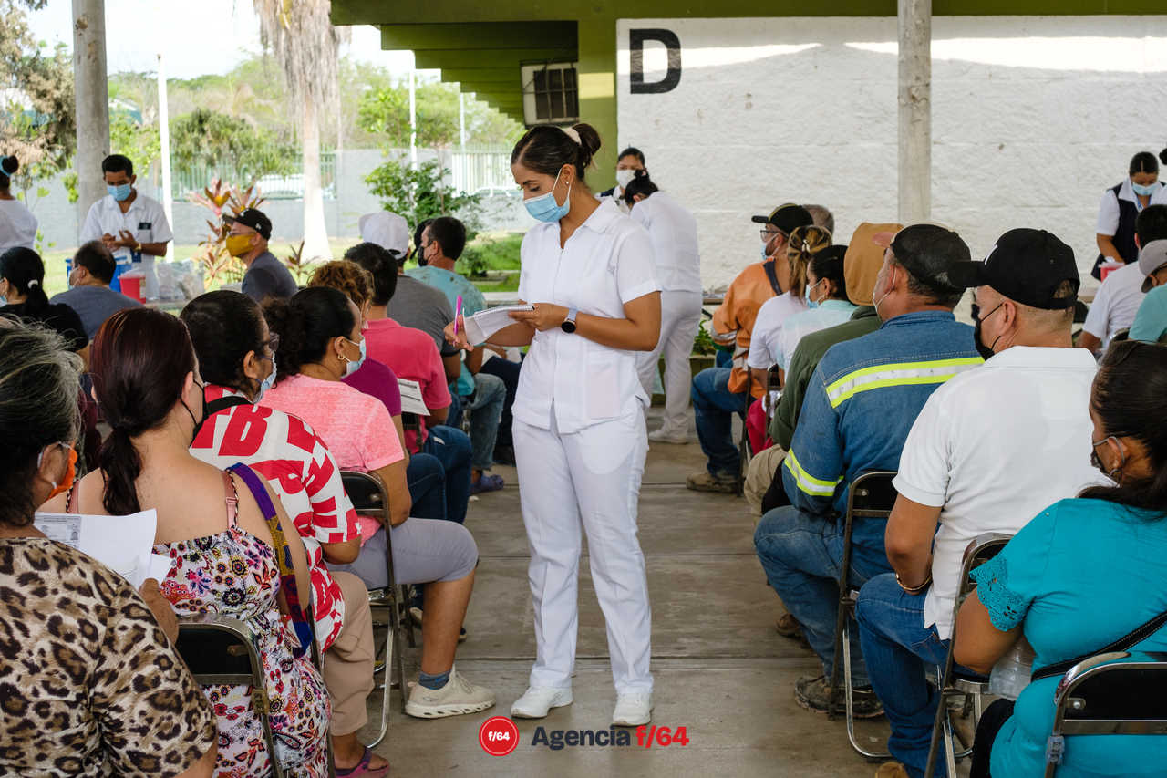 Vacunación en el bachillerato 20 en Tecomán.