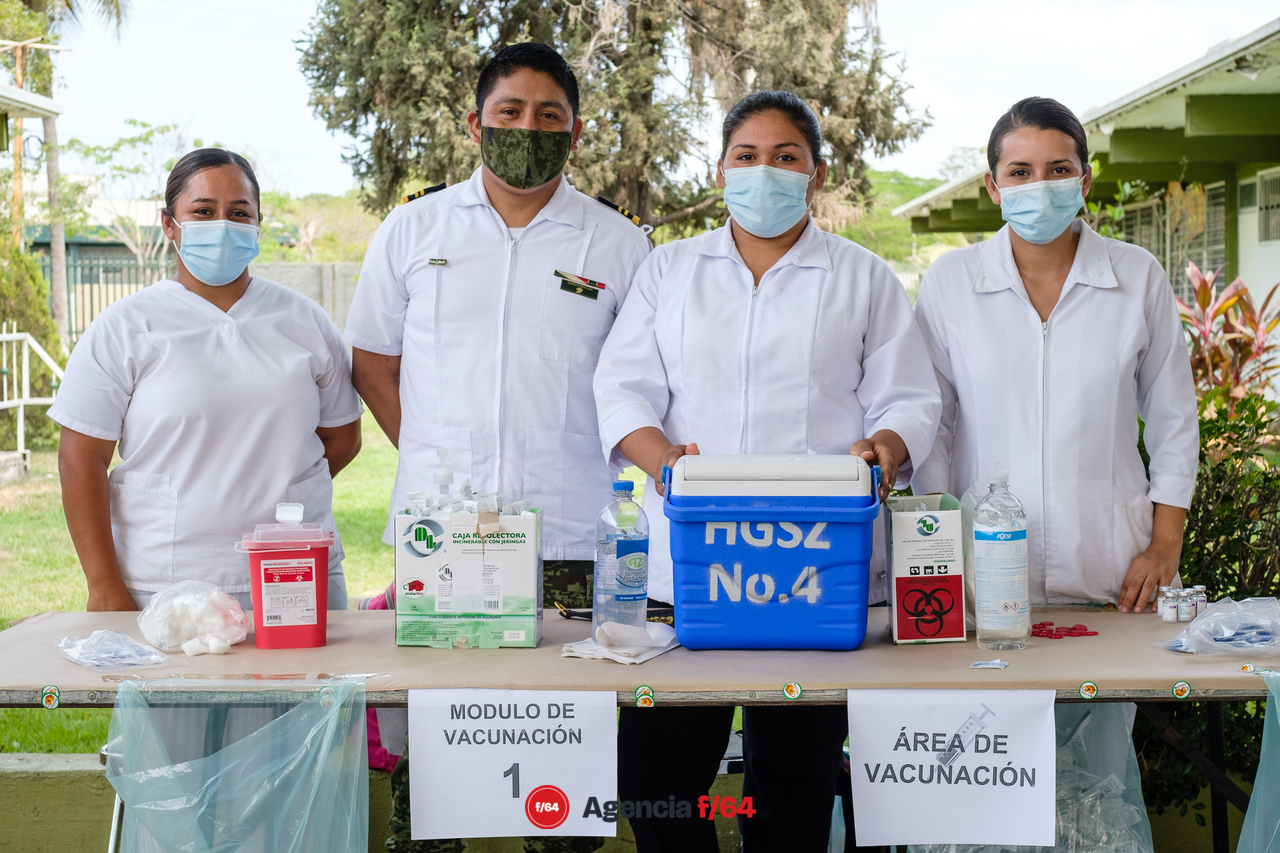 Vacunación en el bachillerato 20 en Tecomán.