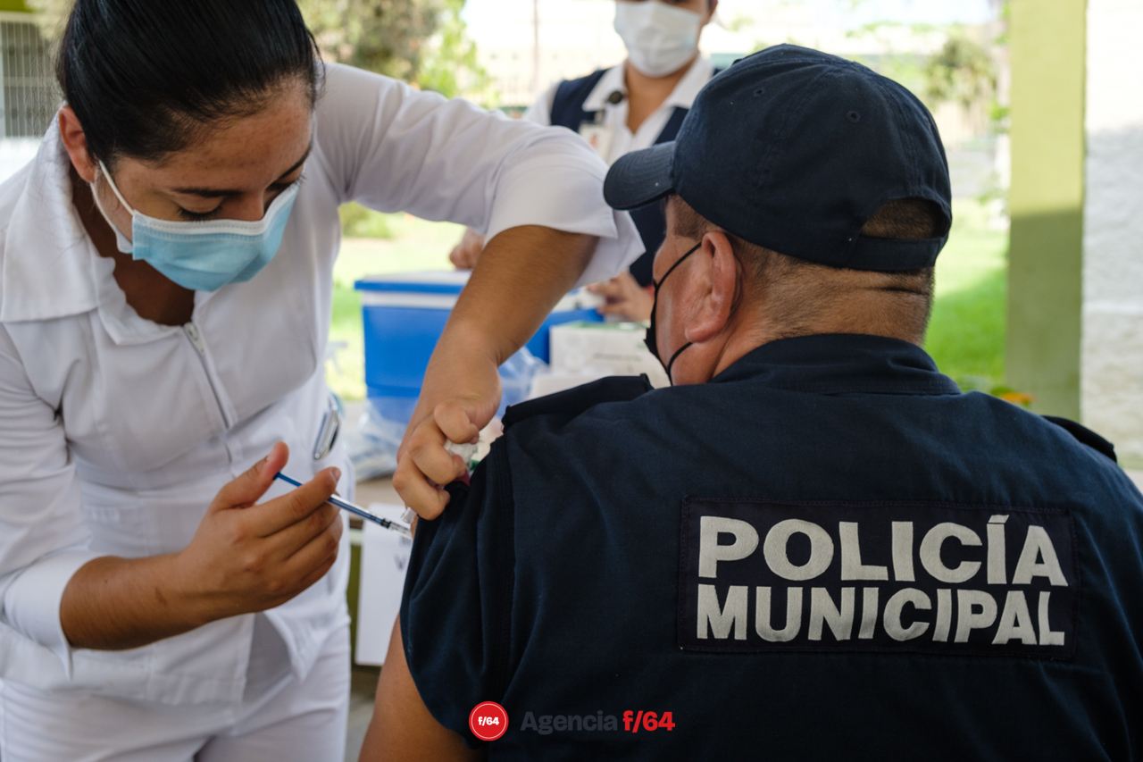 Vacunación en el bachillerato 20 en Tecomán.
