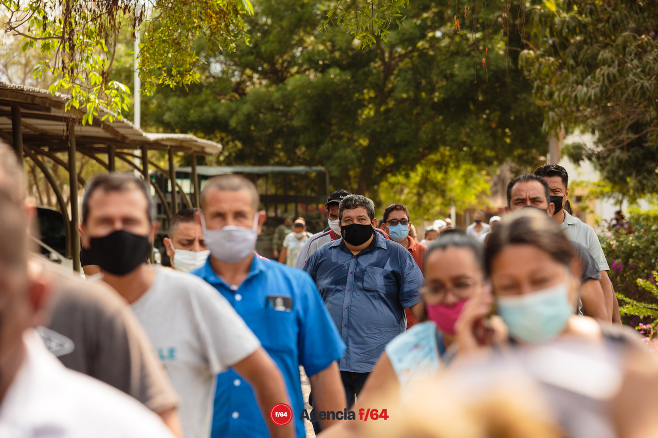 Personas ya vacunadas salen del bachillerato 20 en Tecomán.