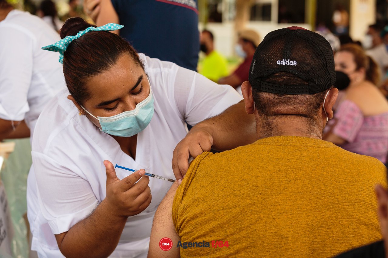 Vacunación en el bachillerato 20 en Tecomán.
