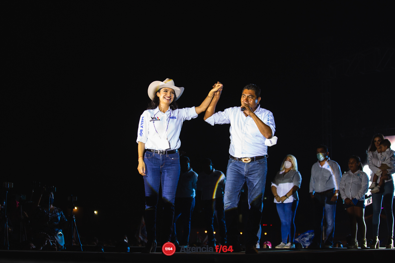 Mely Romero, candidata a la gubernatura del Estado de Colima cerró campaña en Manzanillo acompañada del candidato a la alcaldía del puerto, Jorge Luis Preciado.