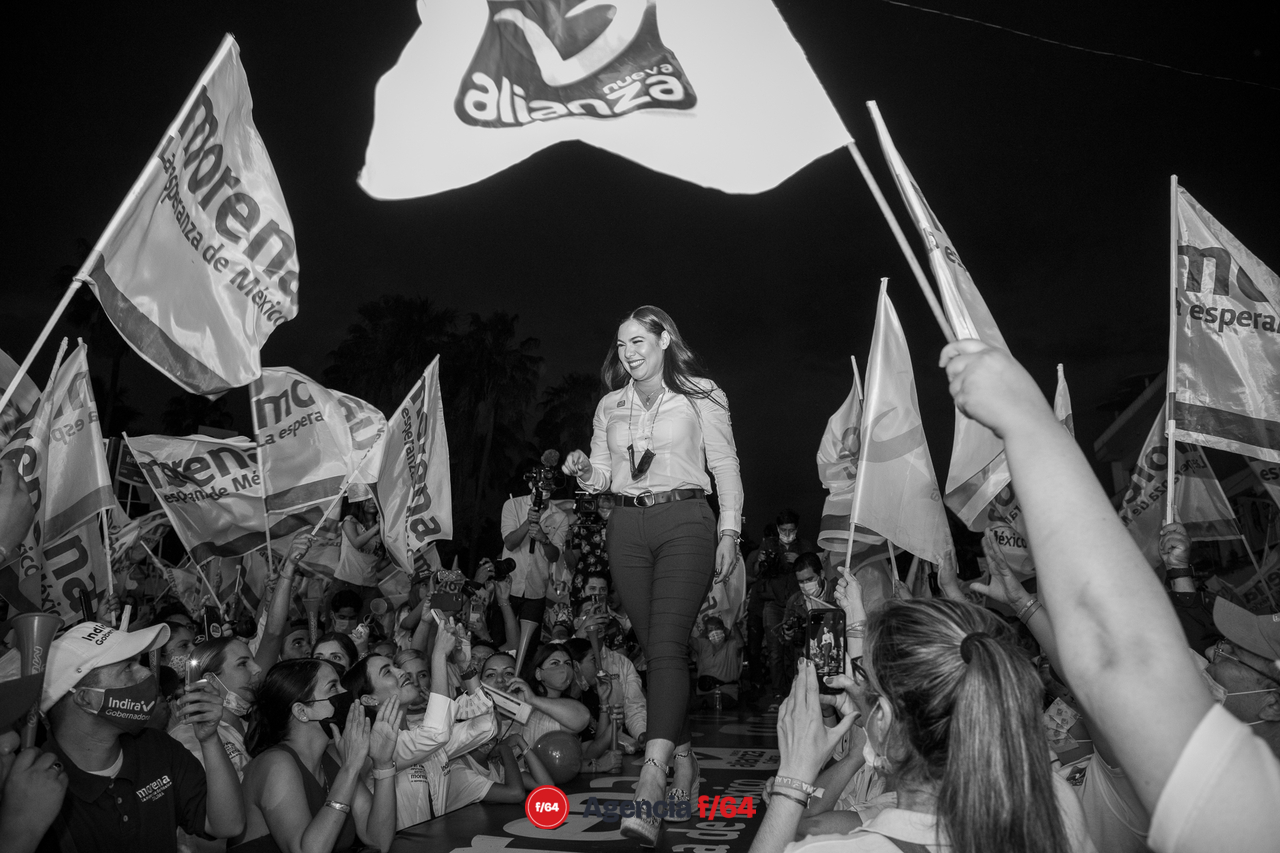 La candidata por MORENA a la gubernatura del Estado, Indira Vizcaíno arropada por sus simpatizantes.