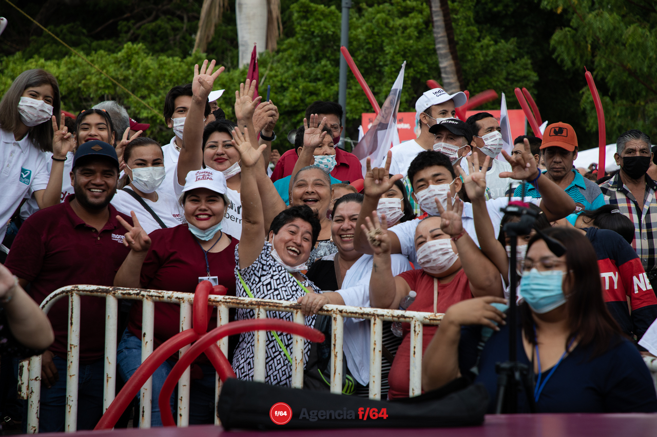 Simpatizantes de MORENA en Colima. 