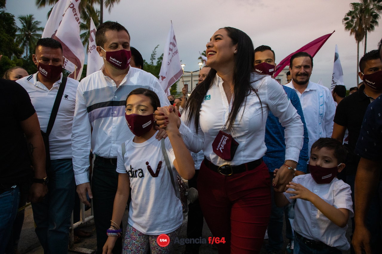 La candidata de MORENA a la gubernatura del Estado de Colima arribando al evento de cierre de campaña. 