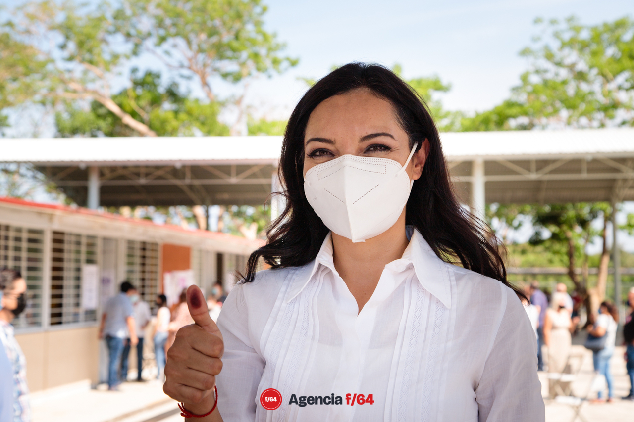 Mely Romero la candidata a la gubernatura por la coalición “Vá por Colima” vota en el Chanal.