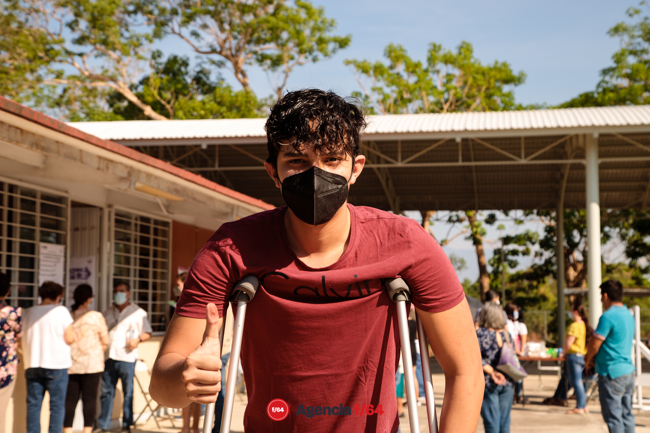 Con filas lentas al inicio de la jornada acuden Colimenses a votar.