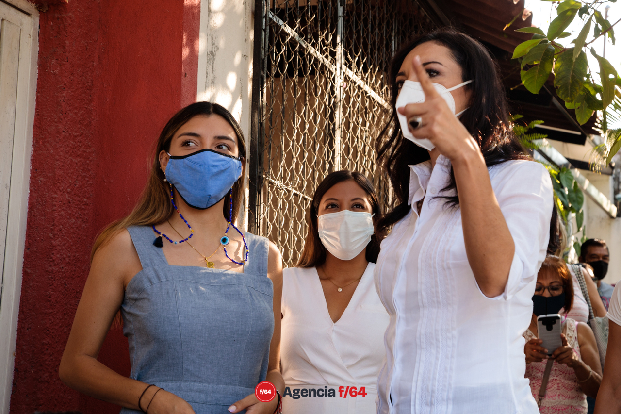 Mely Romero la candidata a la gubernatura por la coalición “Vá por Colima” vota en el Chanal junto con Fernanda Salazar candidata a la diputación local por el distrito 1.