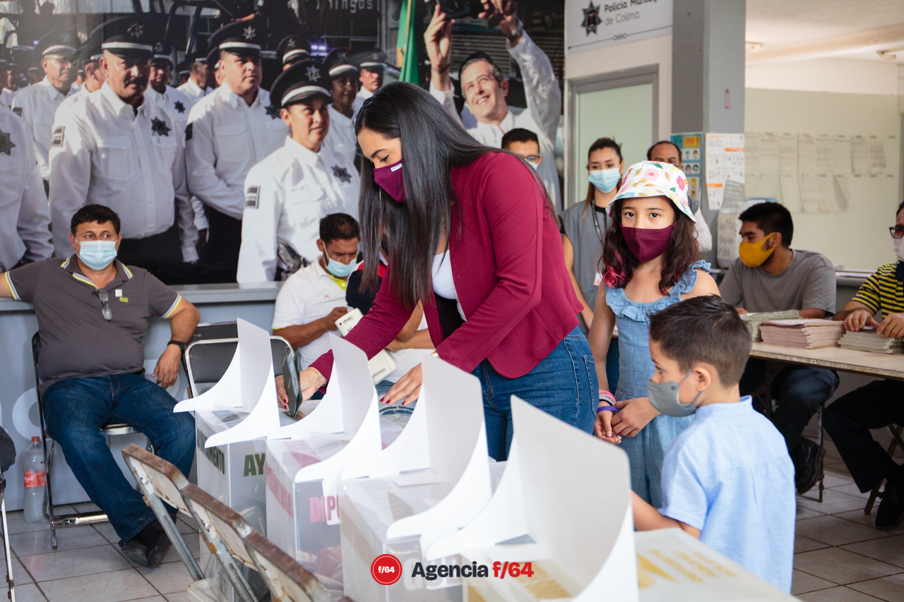 Indira Vizcaíno emitió su voto acompañada de su esposo y sus hijos.