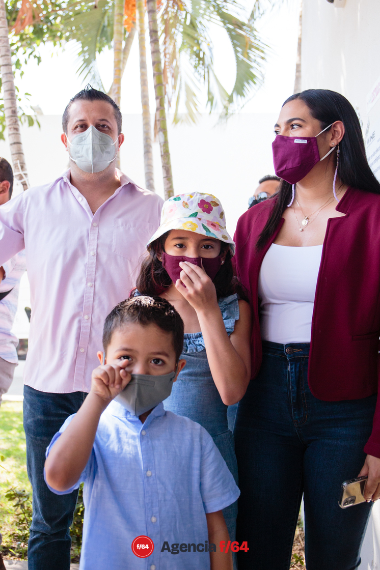 Indira Vizcaíno emitió su voto acompañada de su esposo y sus hijos.