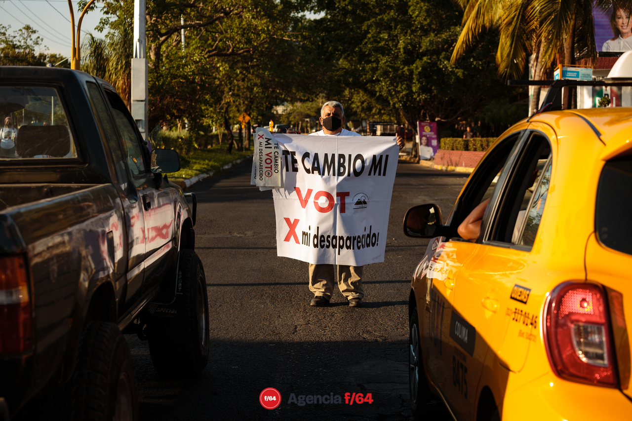 La Red de Desaparecidos Colima AC pega calcas en Villa de Álvarez con su campaña #TeCambioMiVotoPorMiDesaparecido