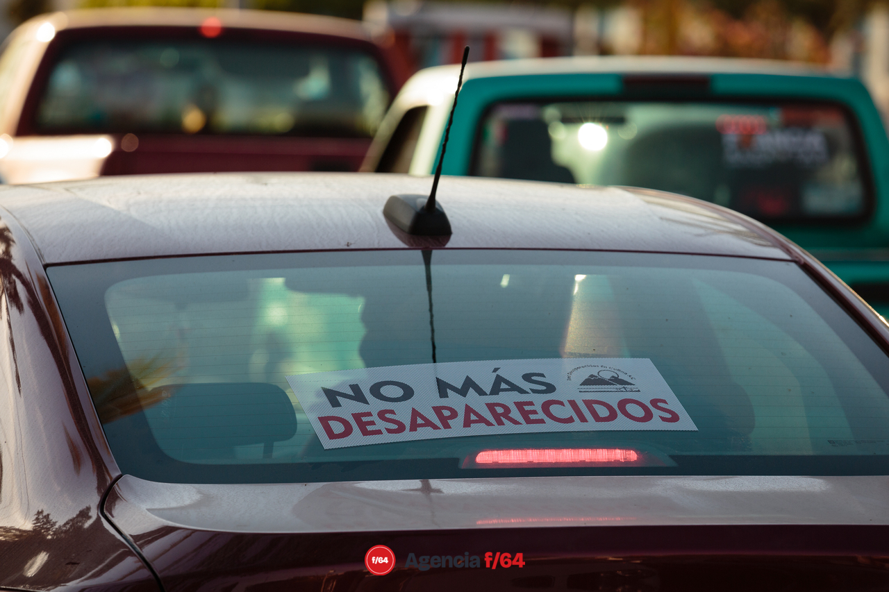La Red de Desaparecidos Colima AC pega calcas en Villa de Álvarez con su campaña #TeCambioMiVotoPorMiDesaparecido