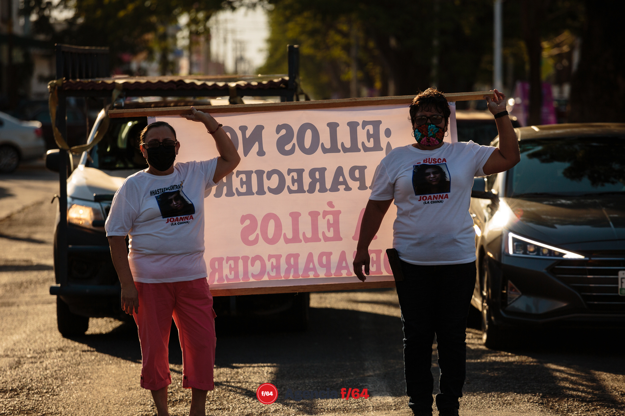 La Red de Desaparecidos Colima AC pega calcas en Villa de Álvarez con su campaña #TeCambioMiVotoPorMiDesaparecido