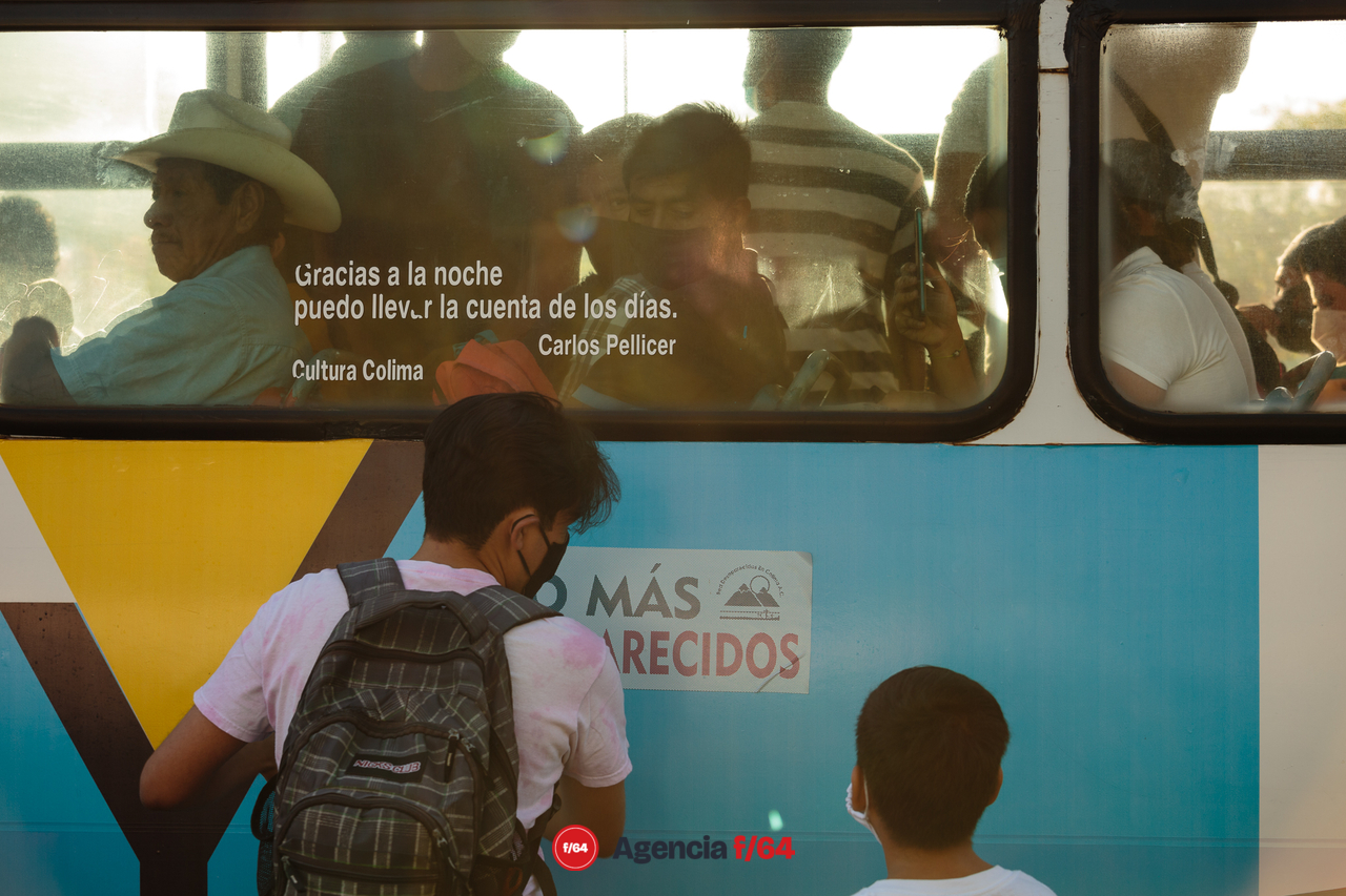 La Red de Desaparecidos Colima AC pega calcas en Villa de Álvarez con su campaña #TeCambioMiVotoPorMiDesaparecido