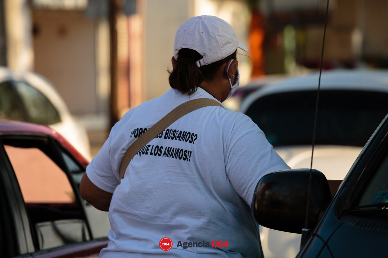 La Red de Desaparecidos Colima AC pega calcas en Villa de Álvarez con su campaña #TeCambioMiVotoPorMiDesaparecido