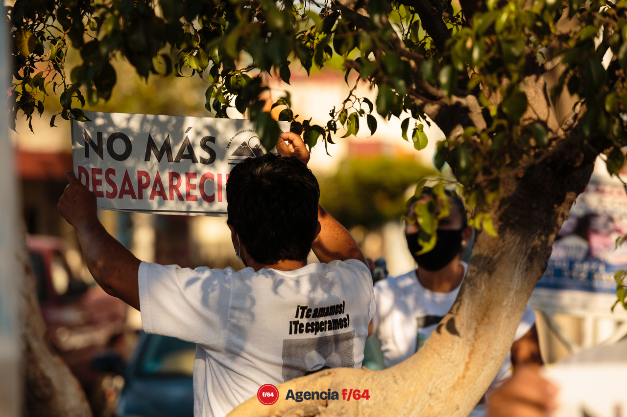 La Red de Desaparecidos Colima AC pega calcas en Villa de Álvarez con su campaña #TeCambioMiVotoPorMiDesaparecido