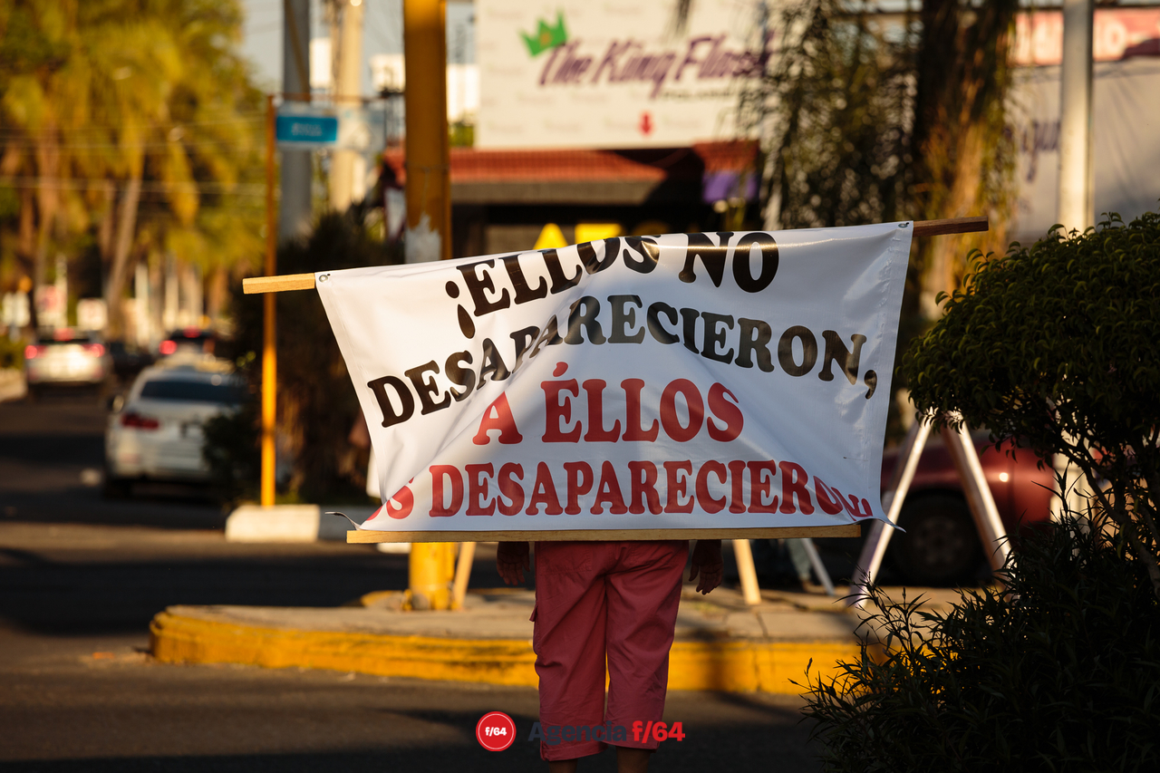La Red de Desaparecidos Colima AC pega calcas en Villa de Álvarez con su campaña #TeCambioMiVotoPorMiDesaparecido