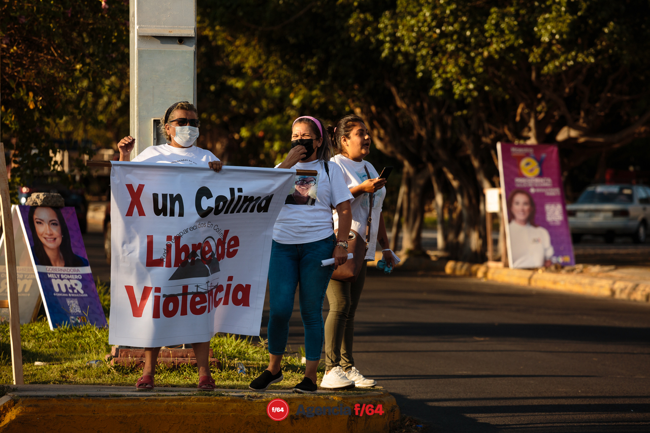 La Red de Desaparecidos Colima AC pega calcas en Villa de Álvarez con su campaña #TeCambioMiVotoPorMiDesaparecido