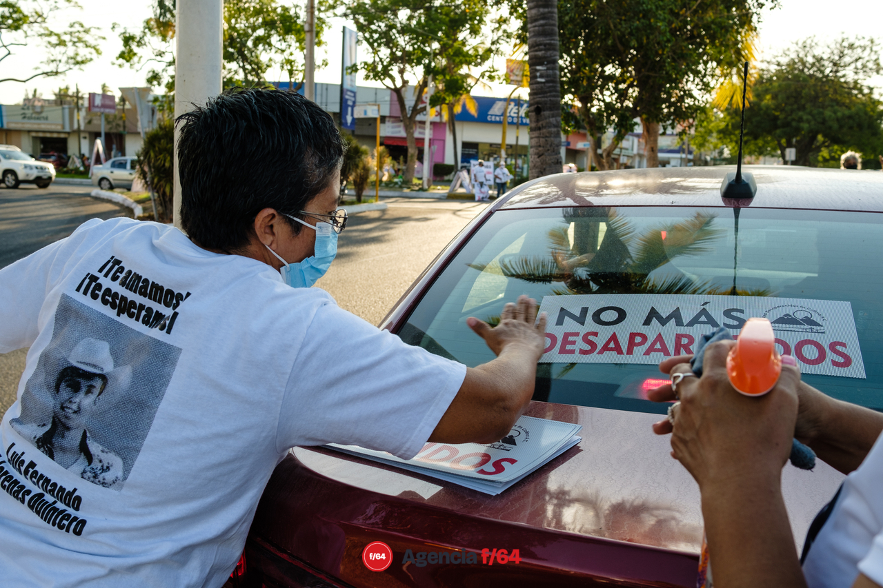 La Red de Desaparecidos Colima AC pega calcas en Villa de Álvarez con su campaña #TeCambioMiVotoPorMiDesaparecido