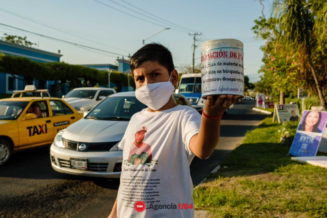 La Red de Desaparecidos Colima AC pega calcas en Villa de Álvarez con su campaña #TeCambioMiVotoPorMiDesaparecido