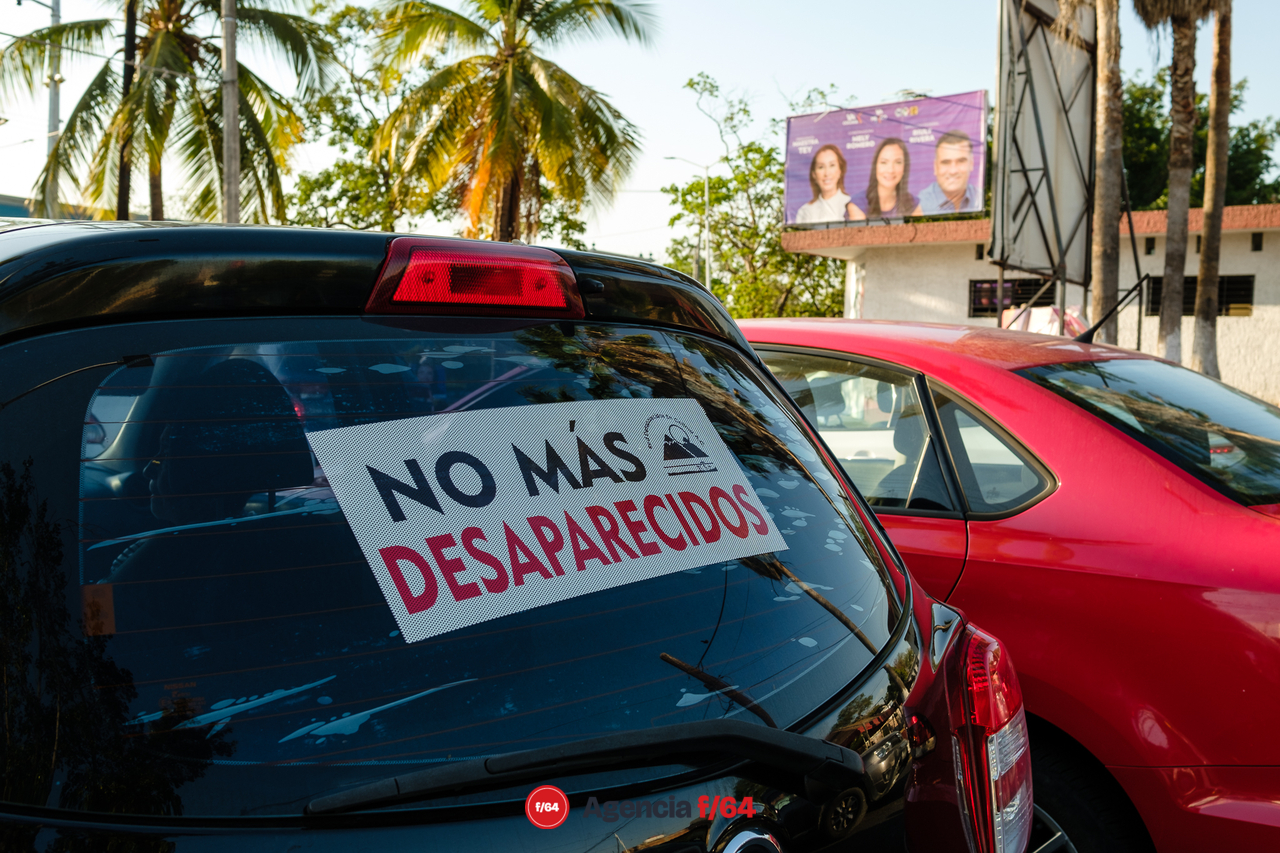 La Red de Desaparecidos Colima AC pega calcas en Villa de Álvarez con su campaña #TeCambioMiVotoPorMiDesaparecido