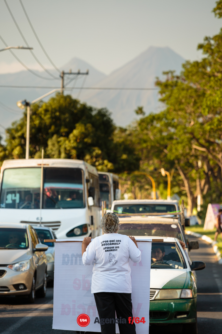La Red de Desaparecidos Colima AC pega calcas en Villa de Álvarez con su campaña #TeCambioMiVotoPorMiDesaparecido