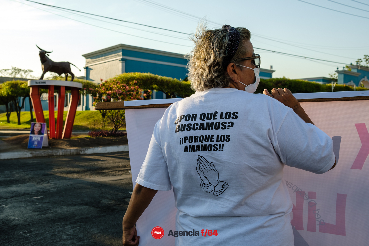 La Red de Desaparecidos Colima AC pega calcas en Villa de Álvarez con su campaña #TeCambioMiVotoPorMiDesaparecido