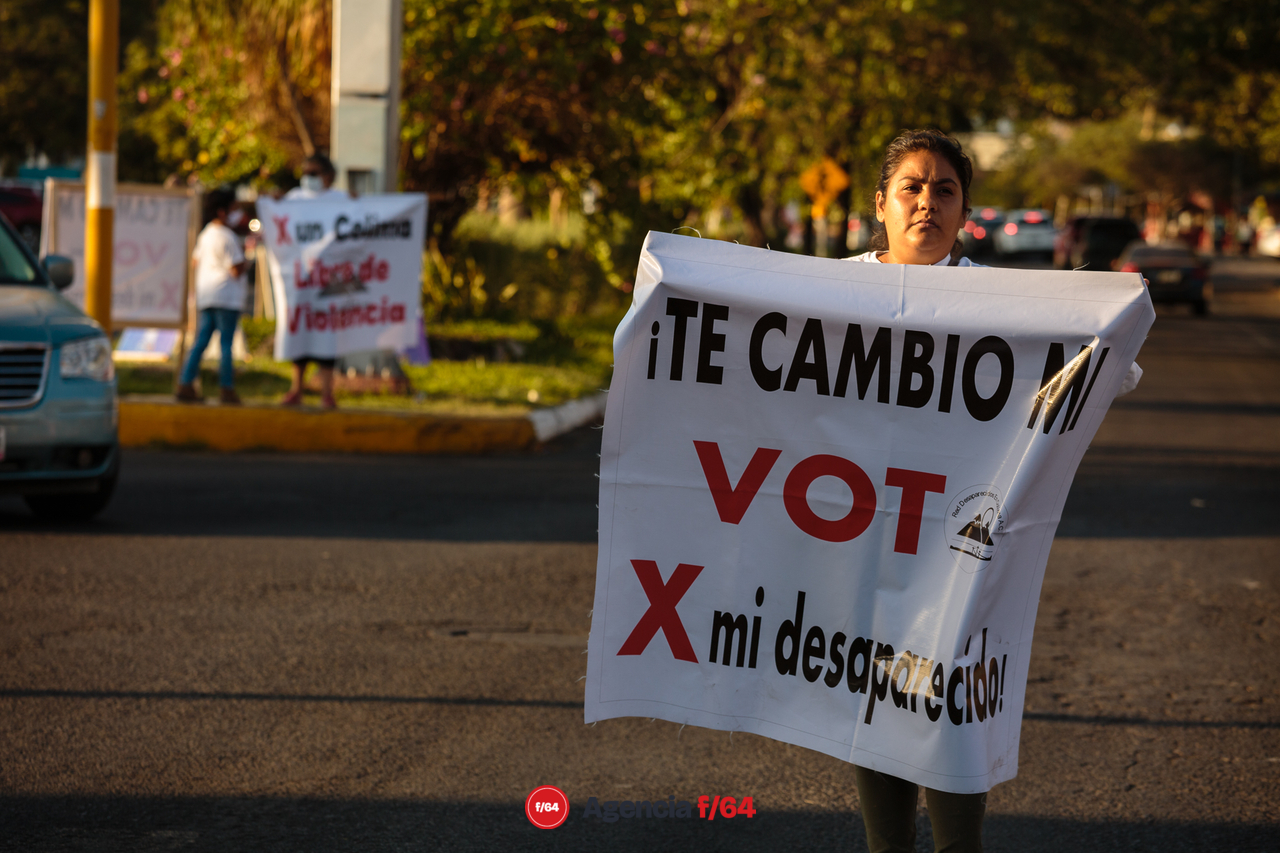 La Red de Desaparecidos Colima AC pega calcas en Villa de Álvarez con su campaña #TeCambioMiVotoPorMiDesaparecido