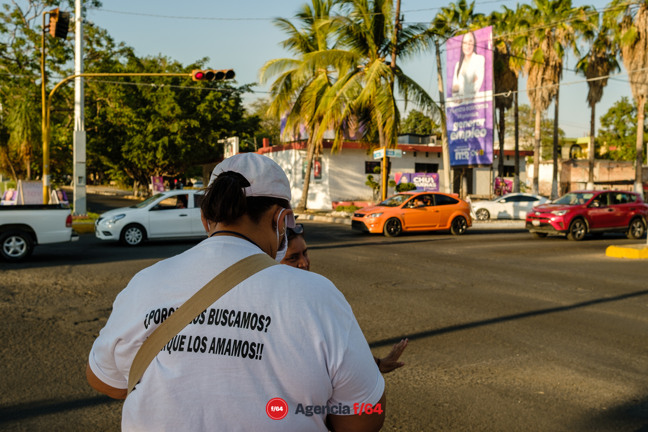 La Red de Desaparecidos Colima AC pega calcas en Villa de Álvarez con su campaña #TeCambioMiVotoPorMiDesaparecido