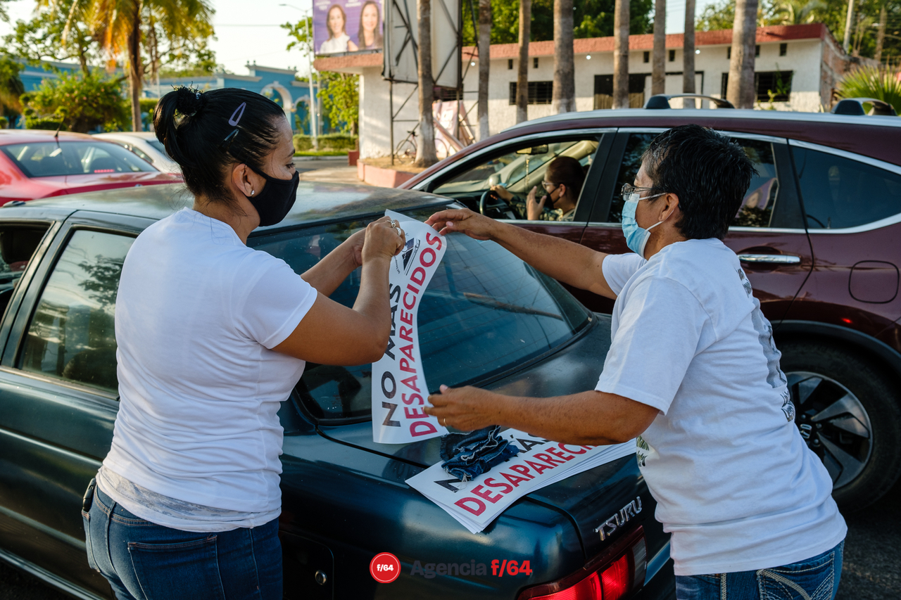 La Red de Desaparecidos Colima AC pega calcas en Villa de Álvarez con su campaña #TeCambioMiVotoPorMiDesaparecido