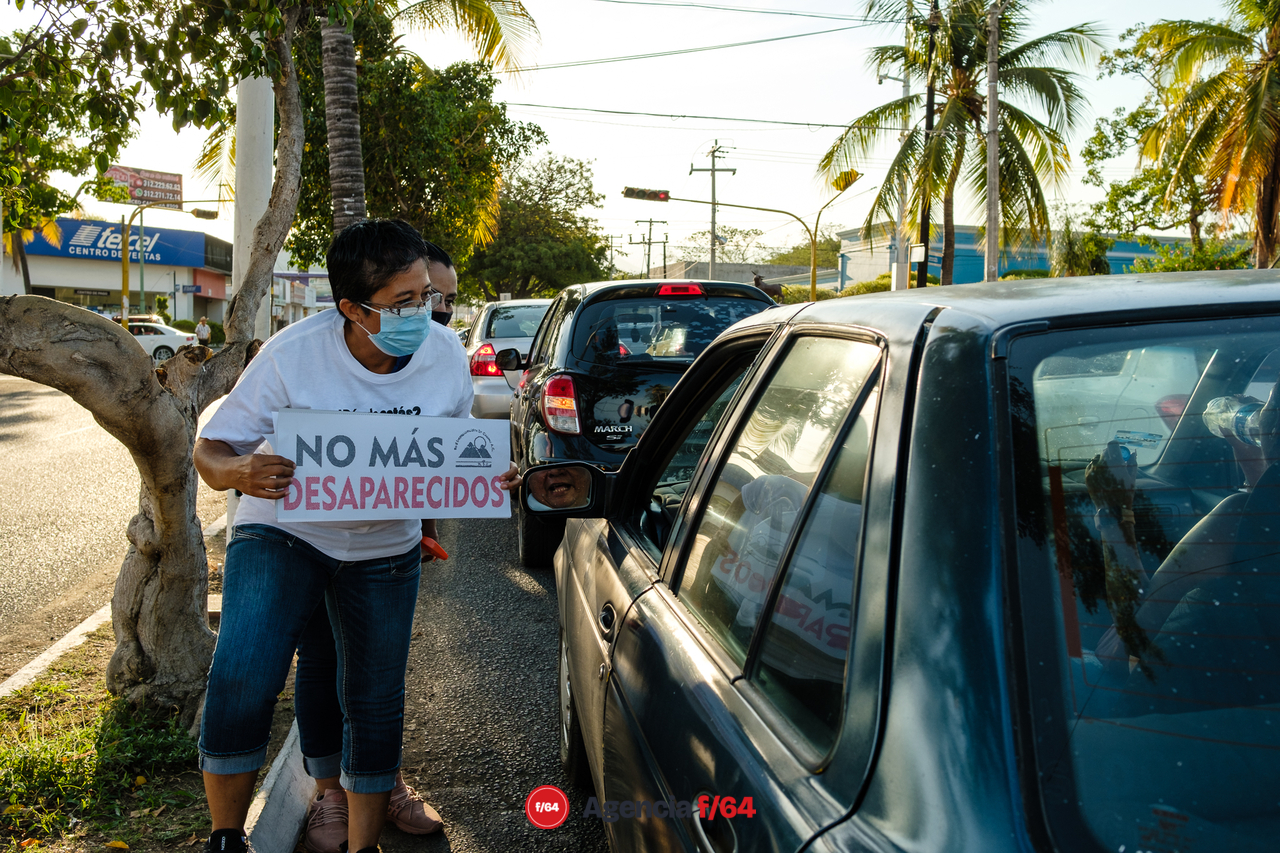 La Red de Desaparecidos Colima AC pega calcas en Villa de Álvarez con su campaña #TeCambioMiVotoPorMiDesaparecido