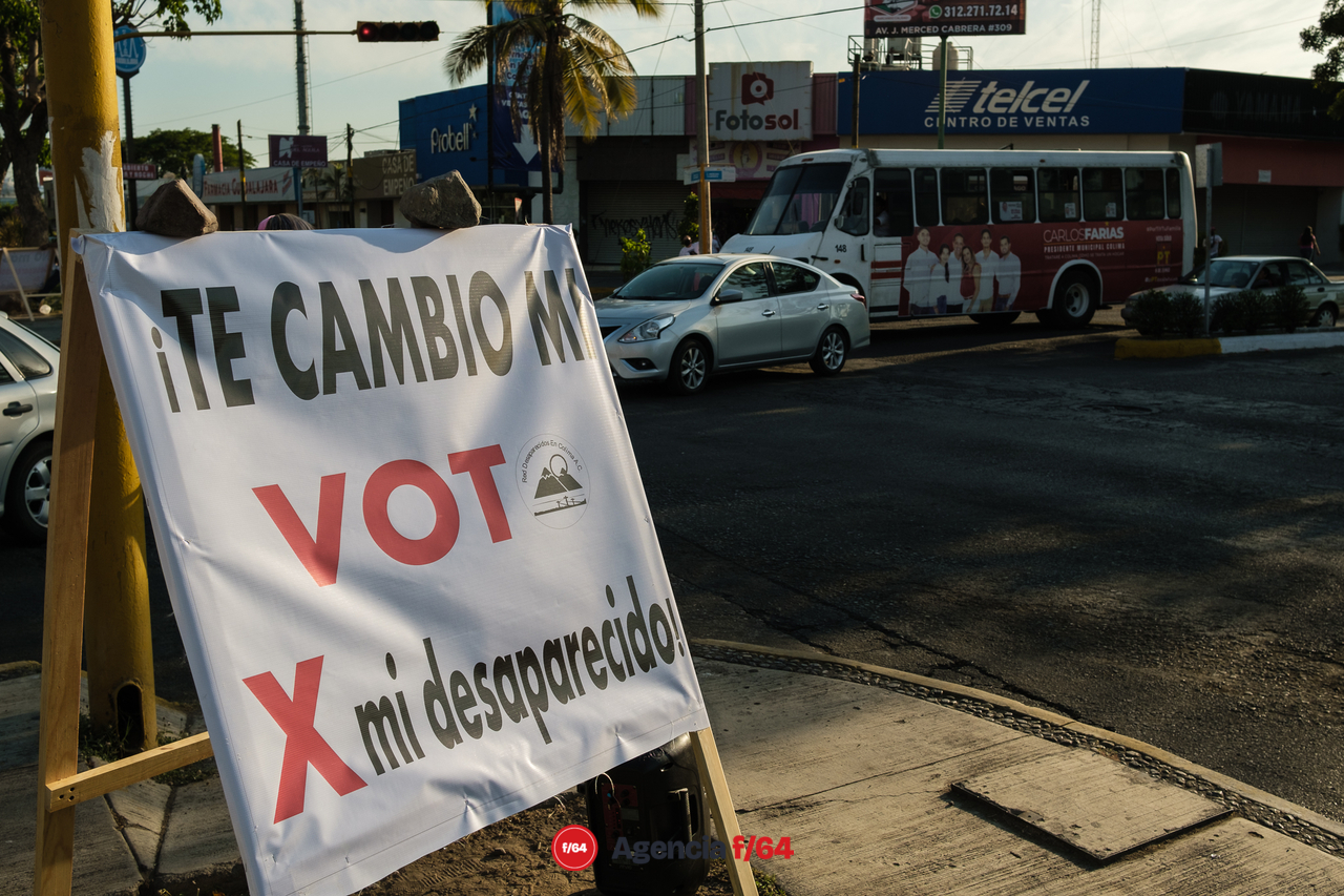 La Red de Desaparecidos Colima AC pega calcas en Villa de Álvarez con su campaña #TeCambioMiVotoPorMiDesaparecido