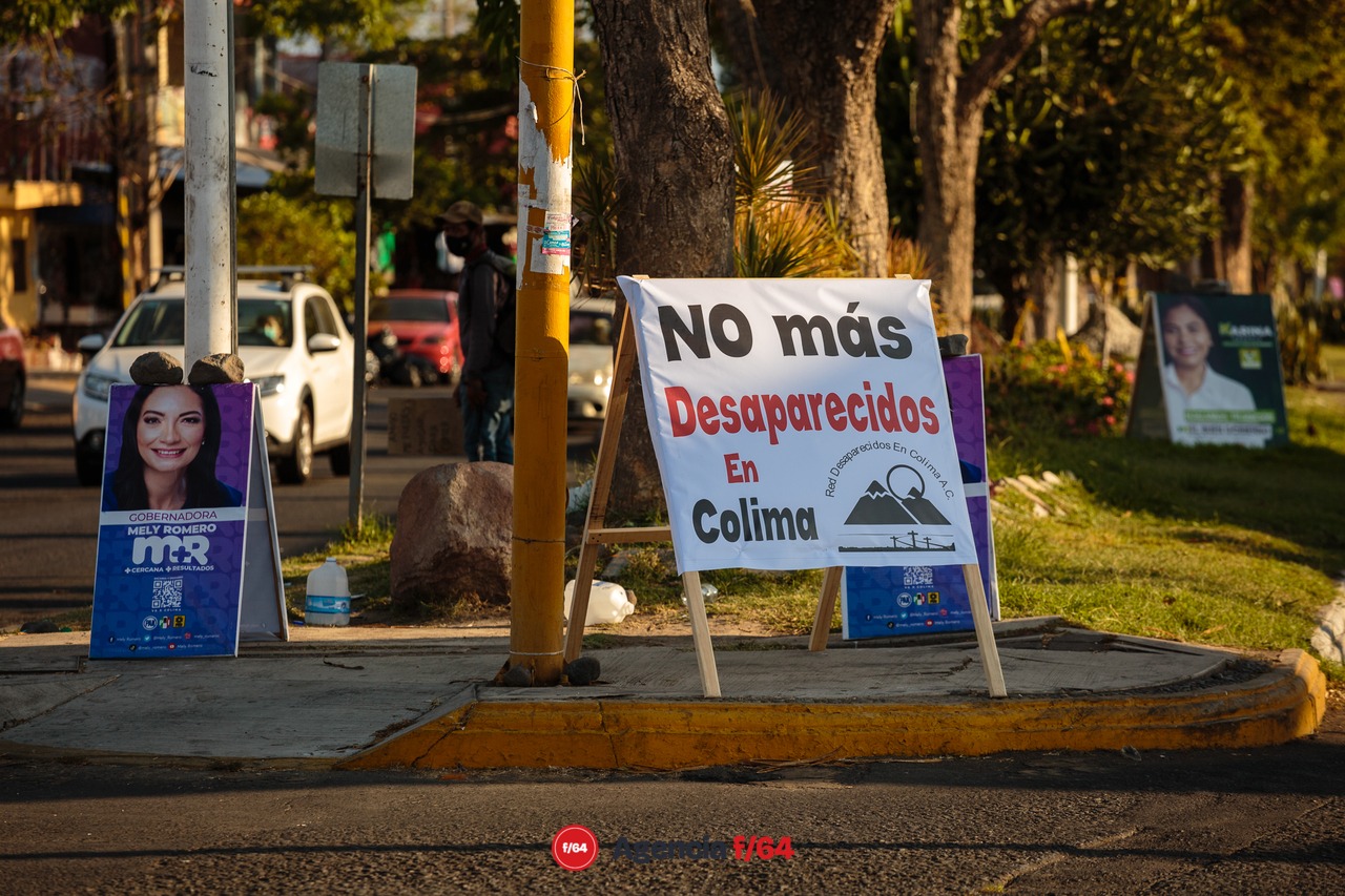 La Red de Desaparecidos Colima AC pega calcas en Villa de Álvarez con su campaña #TeCambioMiVotoPorMiDesaparecido