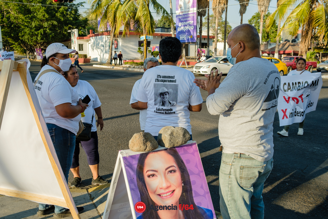 La Red de Desaparecidos Colima AC pega calcas en Villa de Álvarez con su campaña #TeCambioMiVotoPorMiDesaparecido