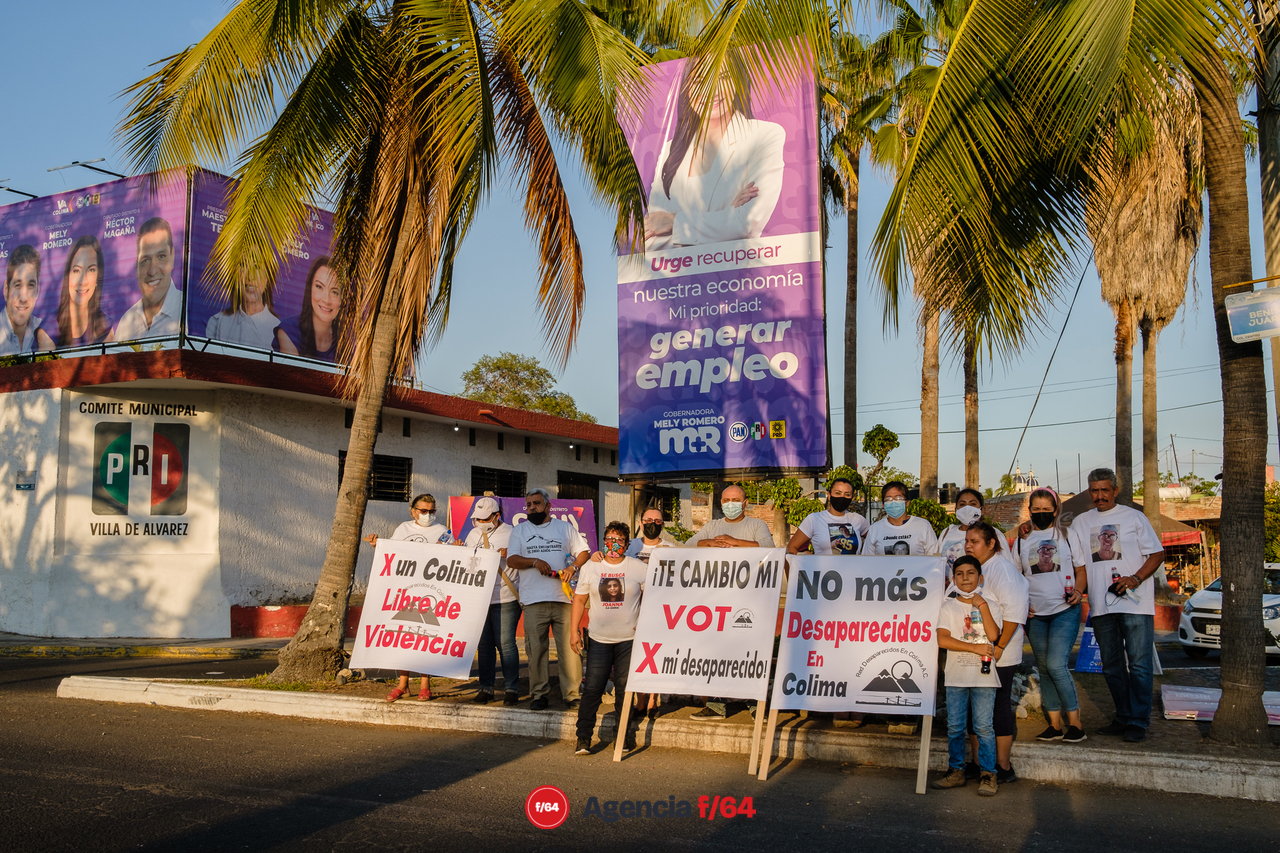 La Red de Desaparecidos Colima AC pega calcas en Villa de Álvarez con su campaña #TeCambioMiVotoPorMiDesaparecido