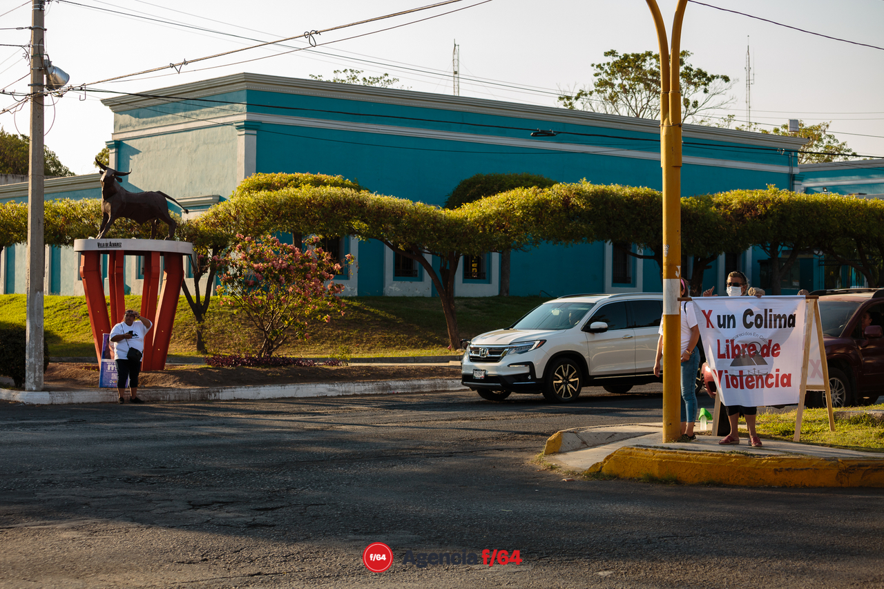 La Red de Desaparecidos Colima AC pega calcas en Villa de Álvarez con su campaña #TeCambioMiVotoPorMiDesaparecido