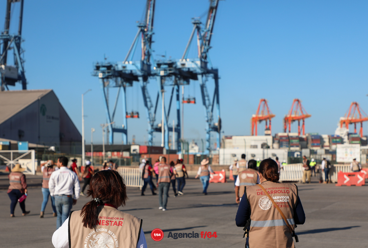 Desde muy temprano, miembros que conforman los grupos denominados "Servidores de la Nación", se dieron cita para alinear las vallas metálicas  frente a los ingresos de la Agencia Portuaria y a la par hacer un corredor humano por donde saldría el presidente Obrador al terminar su visita en el Municipio de Manzanillo.
