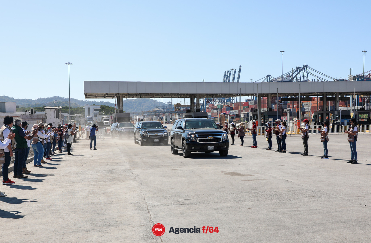 Miembros integrantes de los grupos llamados "Servidores de la Nación", despiden entre aplausos, saludos y sonrisas al presidente López Obrador al termino de su visita al Puerto Interior en Manzanillo. 