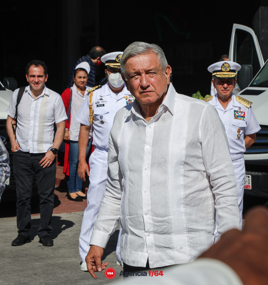 Al salir de la reunión se acercó a la valla de contención, saludó e indicó quién de su personal estaría recogiendo las peticiones para después retirarse a su segundo evento en el puerto.