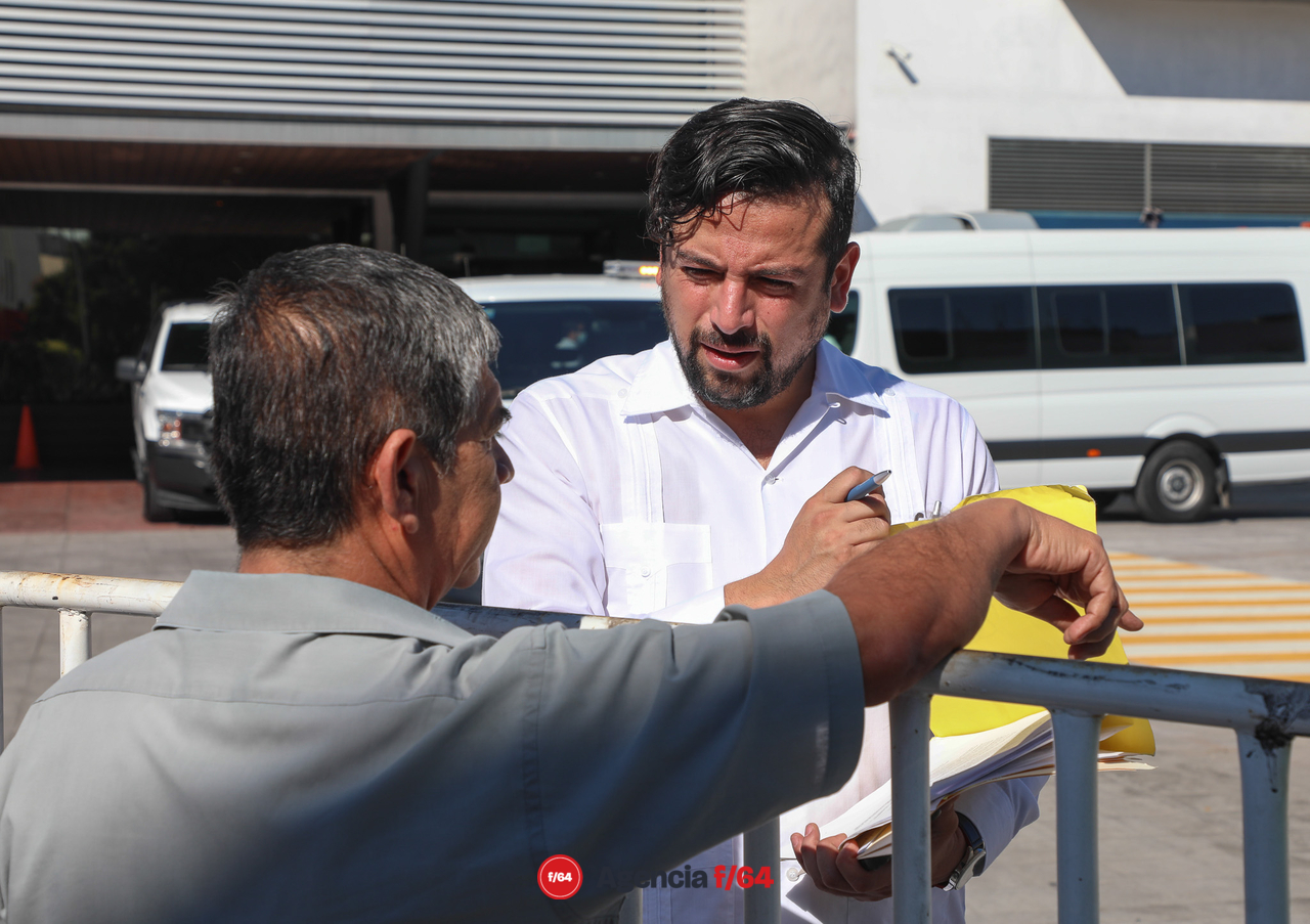 Recibiendo la documentación de demandas y peticiones por parte de la población que se dio cita frente a uno de los ingresos al Puerto Interior en San Pedrito. 