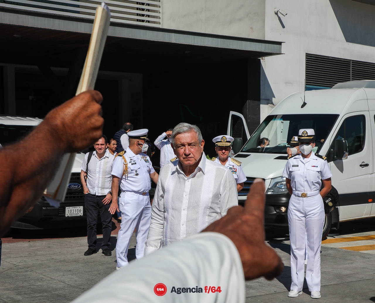 Al salir de la reunión se acercó a la valla de contención, saludó e indicó quién de su personal estaría recogiendo las peticiones para después retirarse a su segundo evento en el puerto.