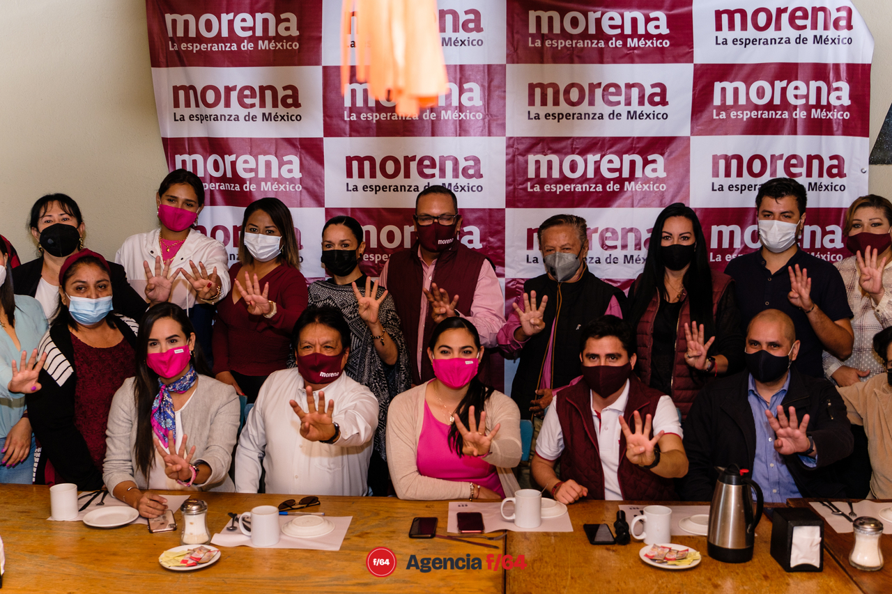 Posando para medios junto representantes estatales y federales emanados de Morena.