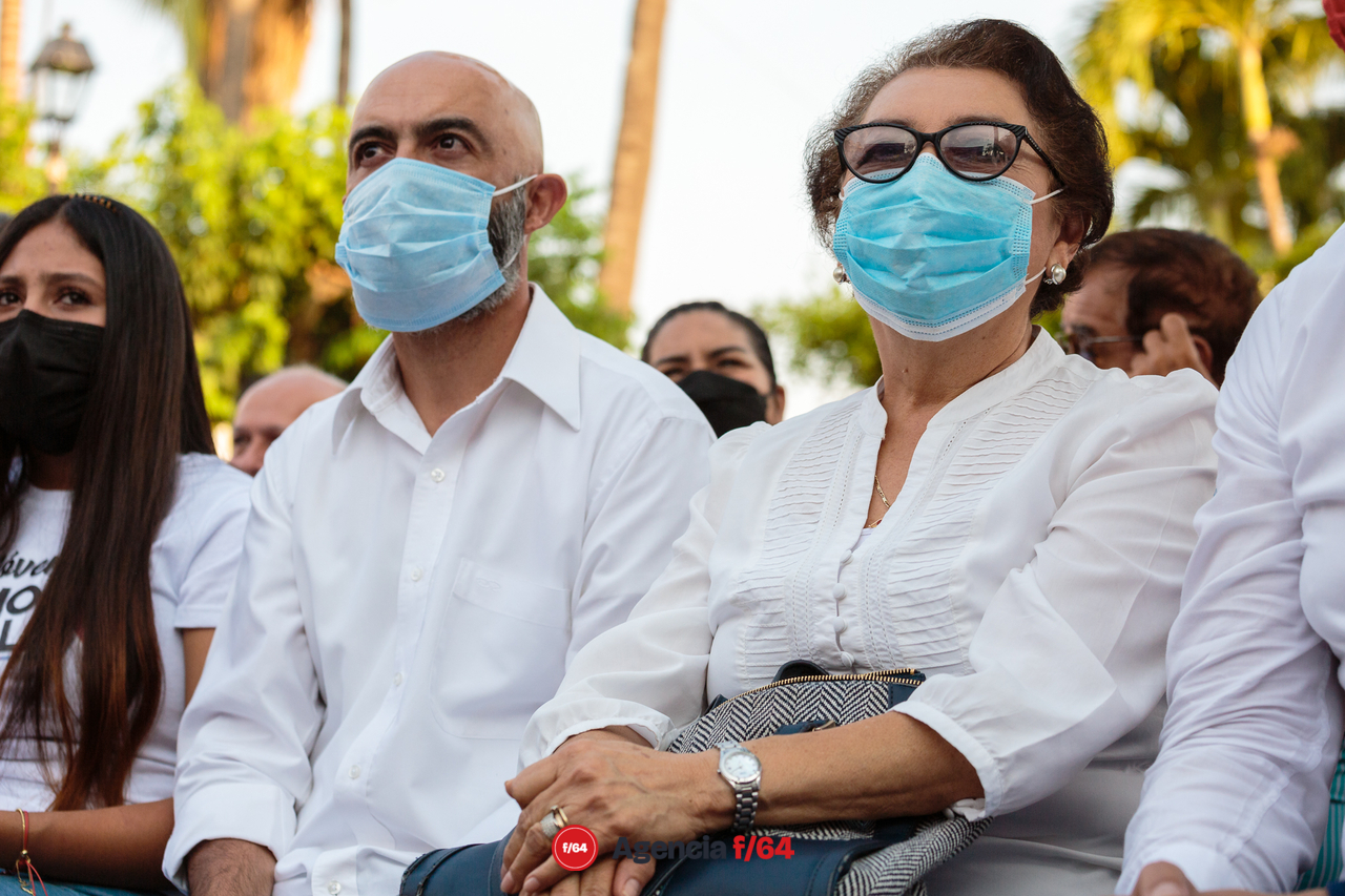 Madre de la candidata Mely Romero en el mitín de cierre de Comala.